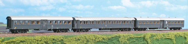 Set of 3 passenger cars of suburban train<br /><a href='images/pictures/ACME/283920_c.jpg' target='_blank'>Full size image</a>